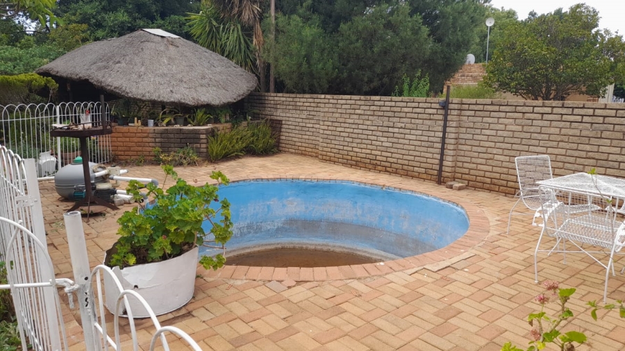 5 Bedroom Property for Sale in Hartbeesfontein North West